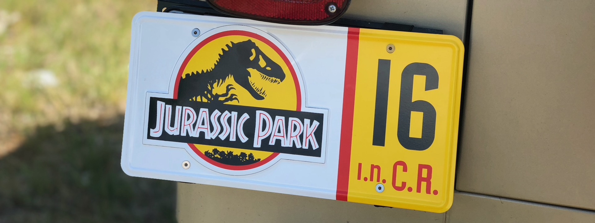 Ein Kennzeichen der fiktiven Insel „Isla Nublar“ aus dem Film-Franchise „Jurassic Park“ bzw. „Jurassic World“, montiert auf einem Jeep Wrangler Sahara