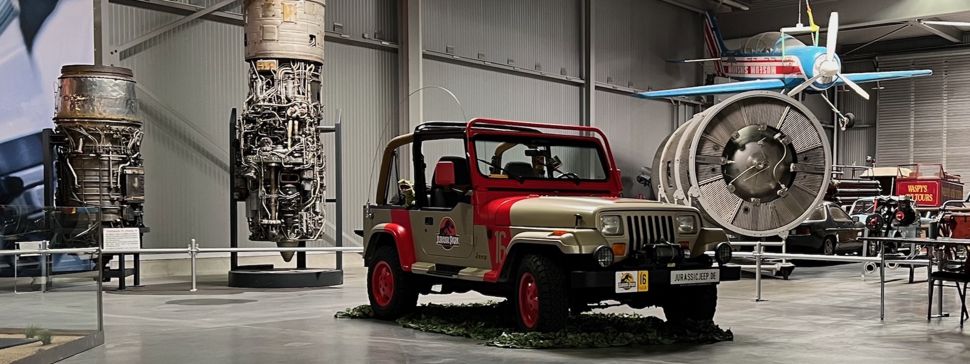 Ein „Jurassic Park“-Jeep, präsentiert beim Cosplay-Wochenende 2021 im Technik Museum Speyer; im Hintergrund befinden sich Turbinen und ein Flugzeug