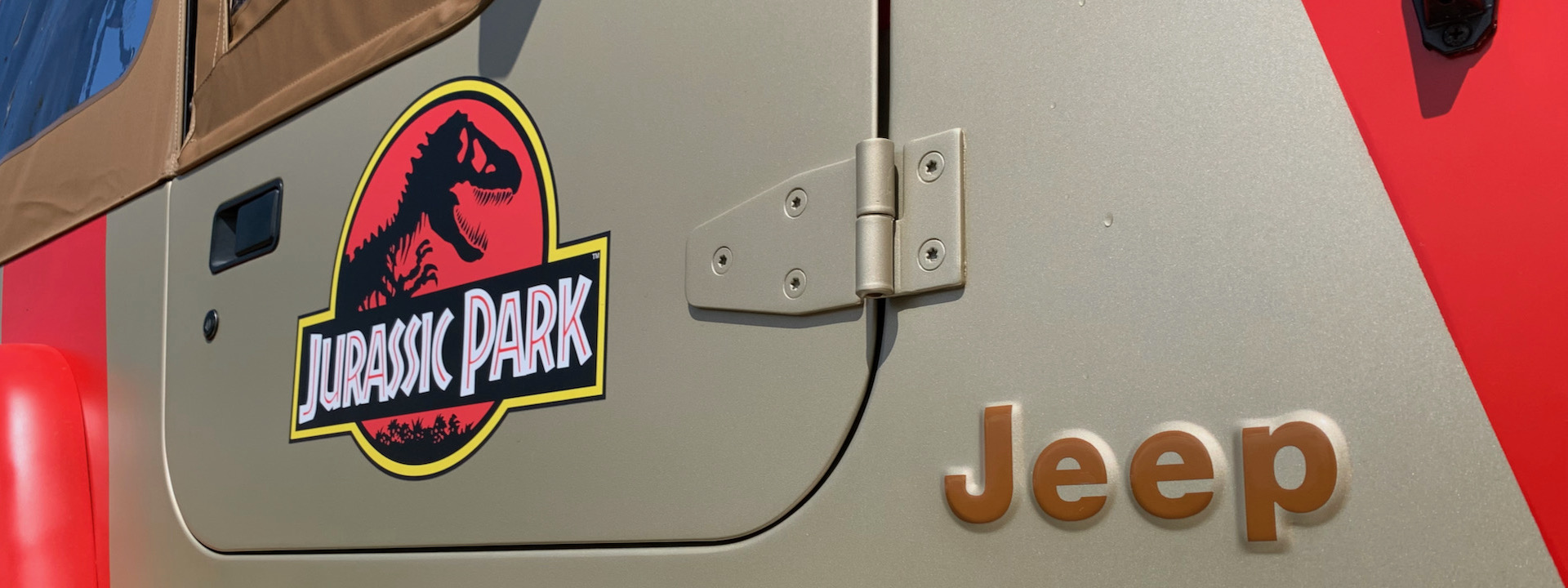 „Jeep“- und „Jurassic Park“-Aufkleber auf dem Seitenteil und der Türe eines 1993er Jeep Wrangler Sahara, der zum „Jurassic Park“-Jeep umgebaut wurde