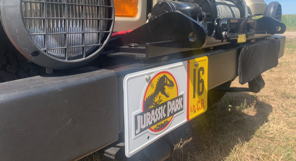 Das Kennzeichen der Isla Nublar auf einem „Jurassic Park“-Jeep
