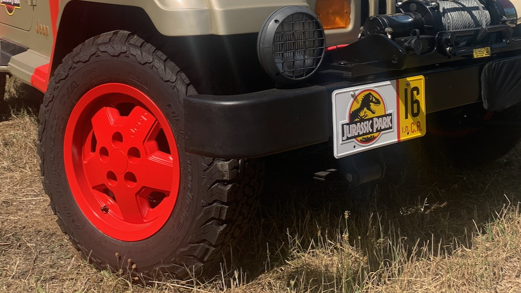 Rot lackiertes Rad auf einem Jeep Wrangler Sahara in „Jurassic Park“-Optik