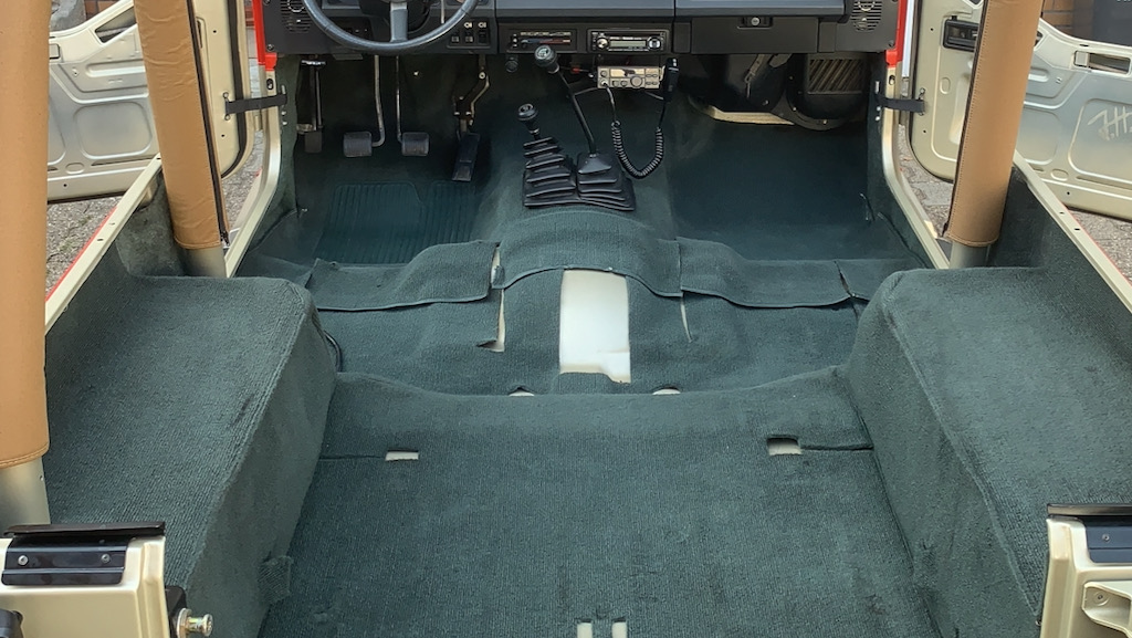 Teppiche eines Jeep Wrangler Sahara ohne Sitze und weitere Innenverkleidung
