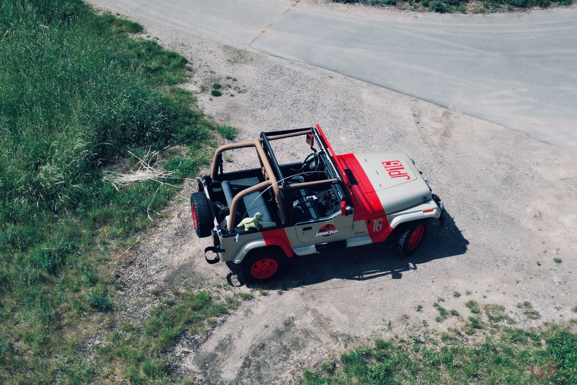 Luftaufnahme eines Jeep Wrangler Sahara in „Jurassic Park“-Optik