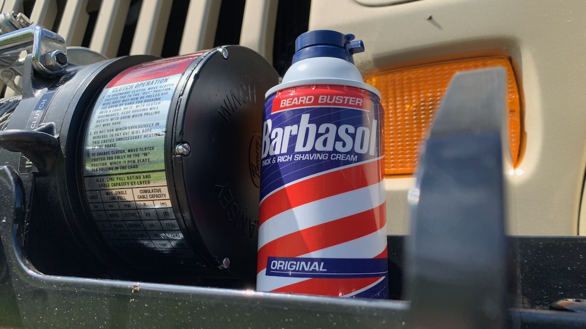 Eine Barbasol-Rasierschaumdose auf der Stoßstange eines Jeep Wrangler in „Jurassic Park“-Optik