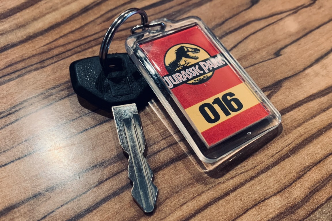 Schlüssel eines Jeep Wrangler mit einem Anhänger im „Jurassic Park“-Design