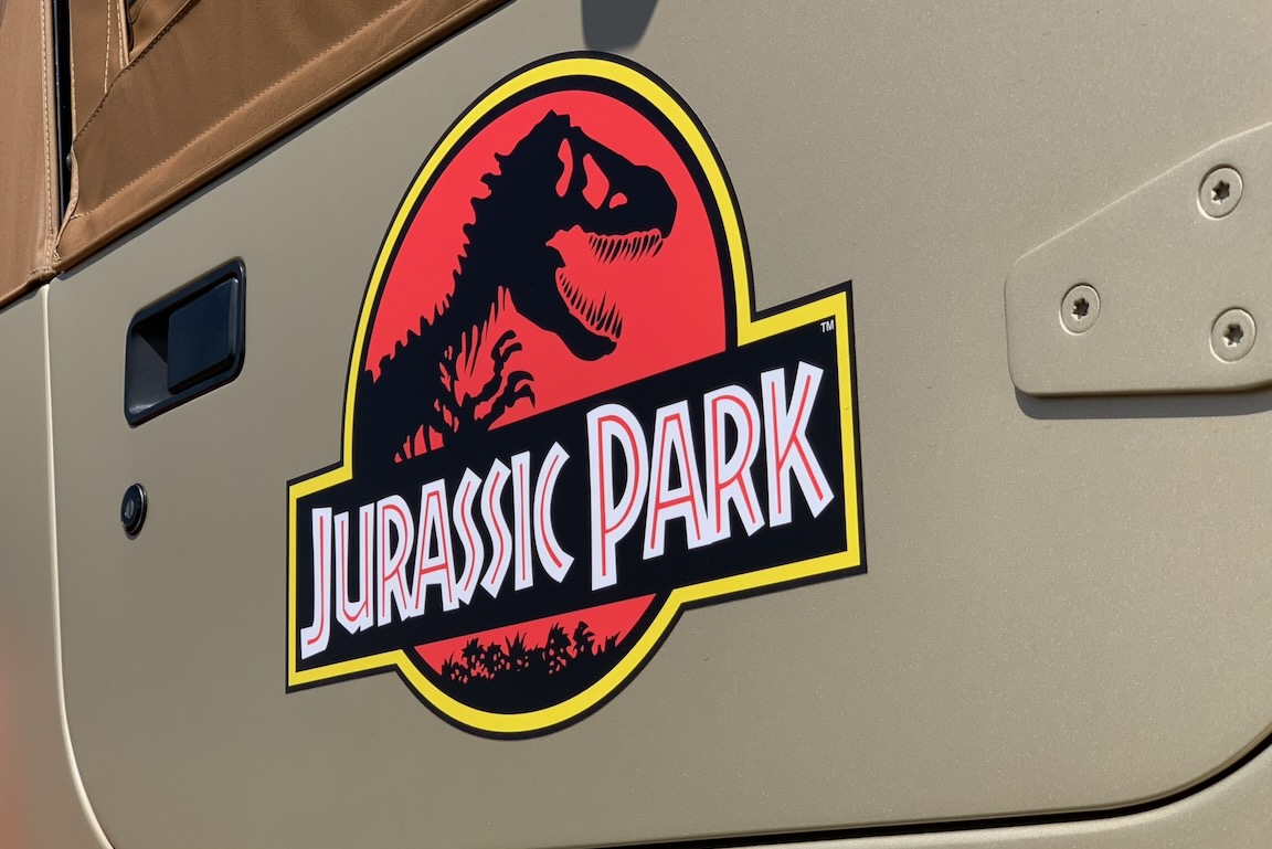 Das Logo des „Jurassic Park“ auf der Türe eines Jeep Wrangler Sahara von 1993