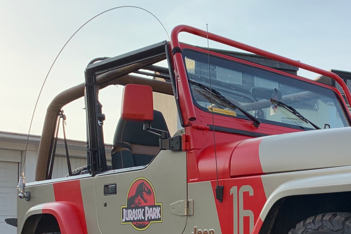 Antenne für CB-Funk auf der rechten Seite eines Jeep Wrangler in „Jurassic Park“-Optik