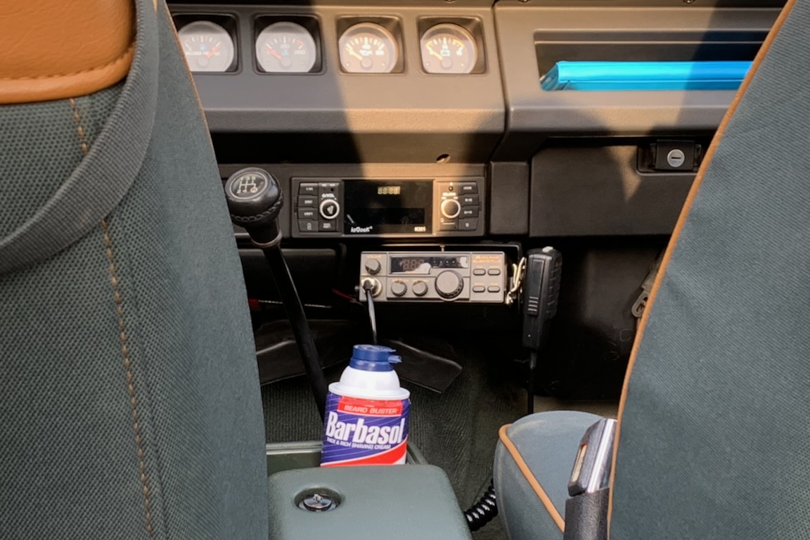 Funkgerät, verbaut in einem Jeep Wrangler Sahara im Bereich des Radios, neben einer Barbasol-Rasierschaumdose aus dem Film „Jurassic Park“