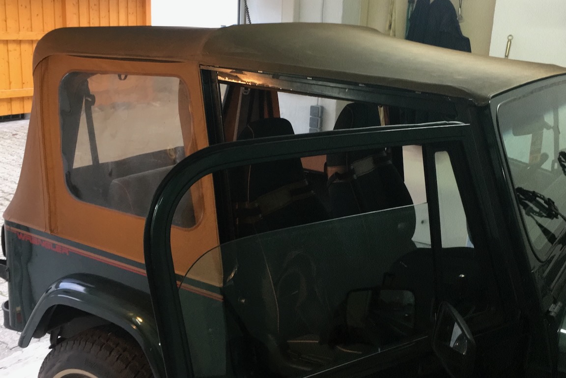 Gebrauchtes, beiges Softtop eines Jeep Wrangler Sahara vor dem Ausbau