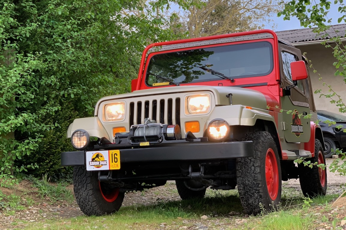 Eingeschaltete Nebelscheinwerfer eines Jeep Wrangler Sahara in Originalausführung