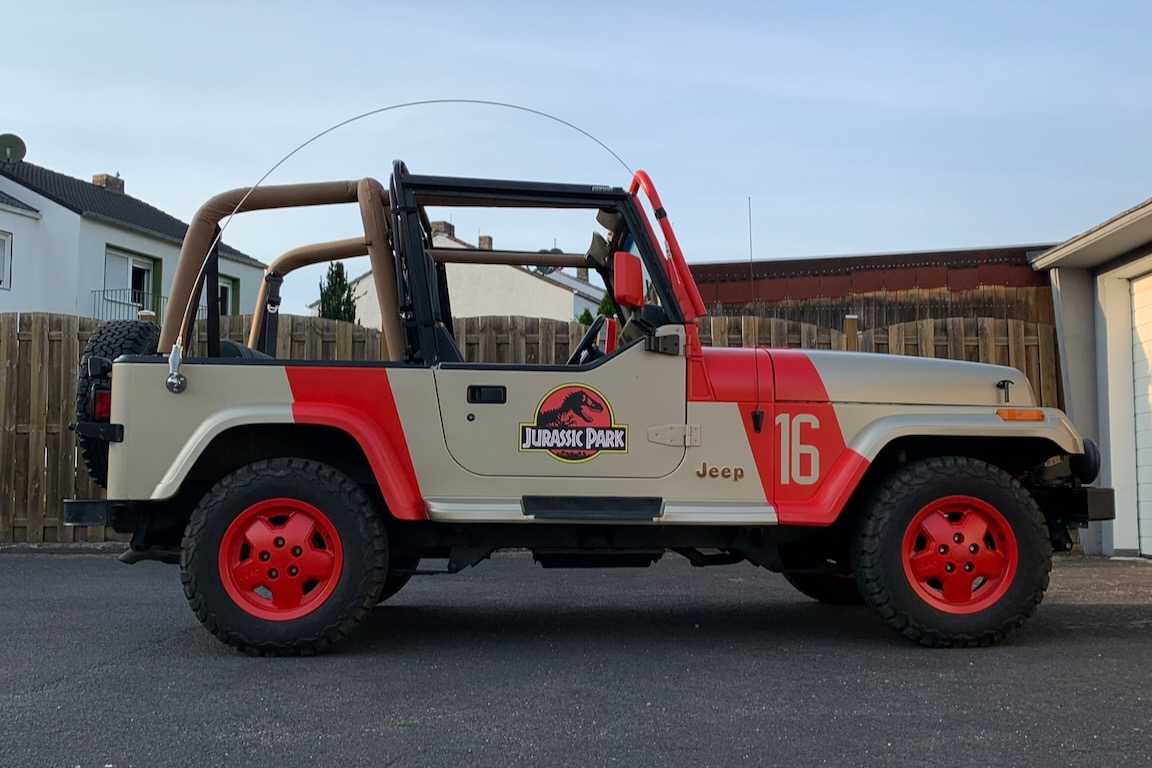 Jeep Wrangler Sahara in „Jurassic Park“-Optik ohne Softtop und Seitenscheiben