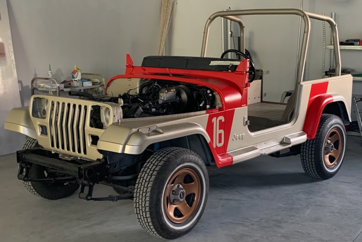 Ein Jeep Wrangler Sahara in „Jurassic Park“-Optik während des Zusammenbaus nach der Lackierung