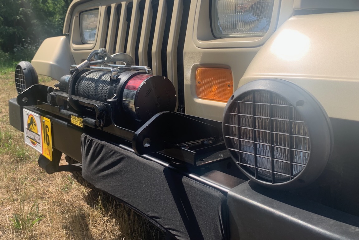 Frontstoßstange mit Nebelscheinwerfern eines Jeep Wrangler Sahara