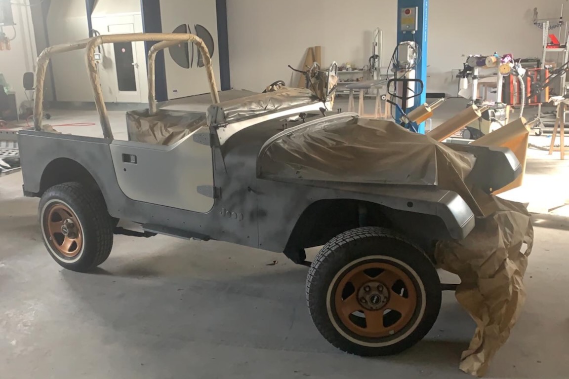 Rohkarosserie eines Jeep Wrangler Sahara nach den Schleifarbeiten