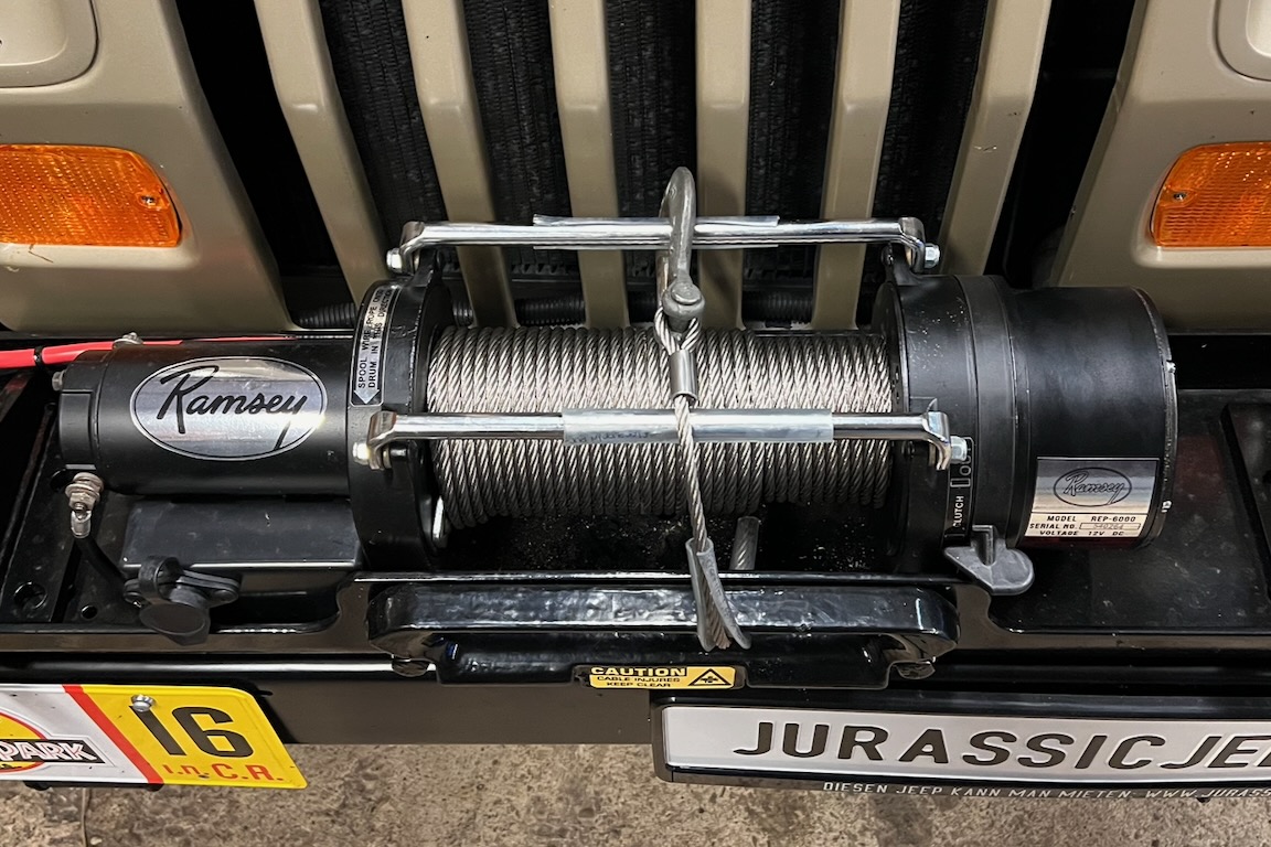 Seilwinde Ramsey REP6000 mit Edelstahlseil an einem „Jurassic Park“-Jeep