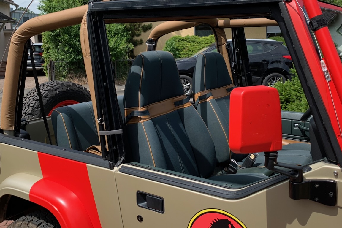 Fahrer- und Beifahrersitz eines Jeep Wrangler Sahara