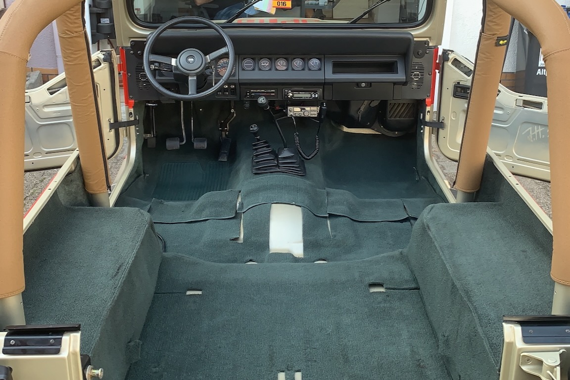 Teppiche eines Jeep Wrangler Sahara, ohne montierte Innenverkleidung und Sitze