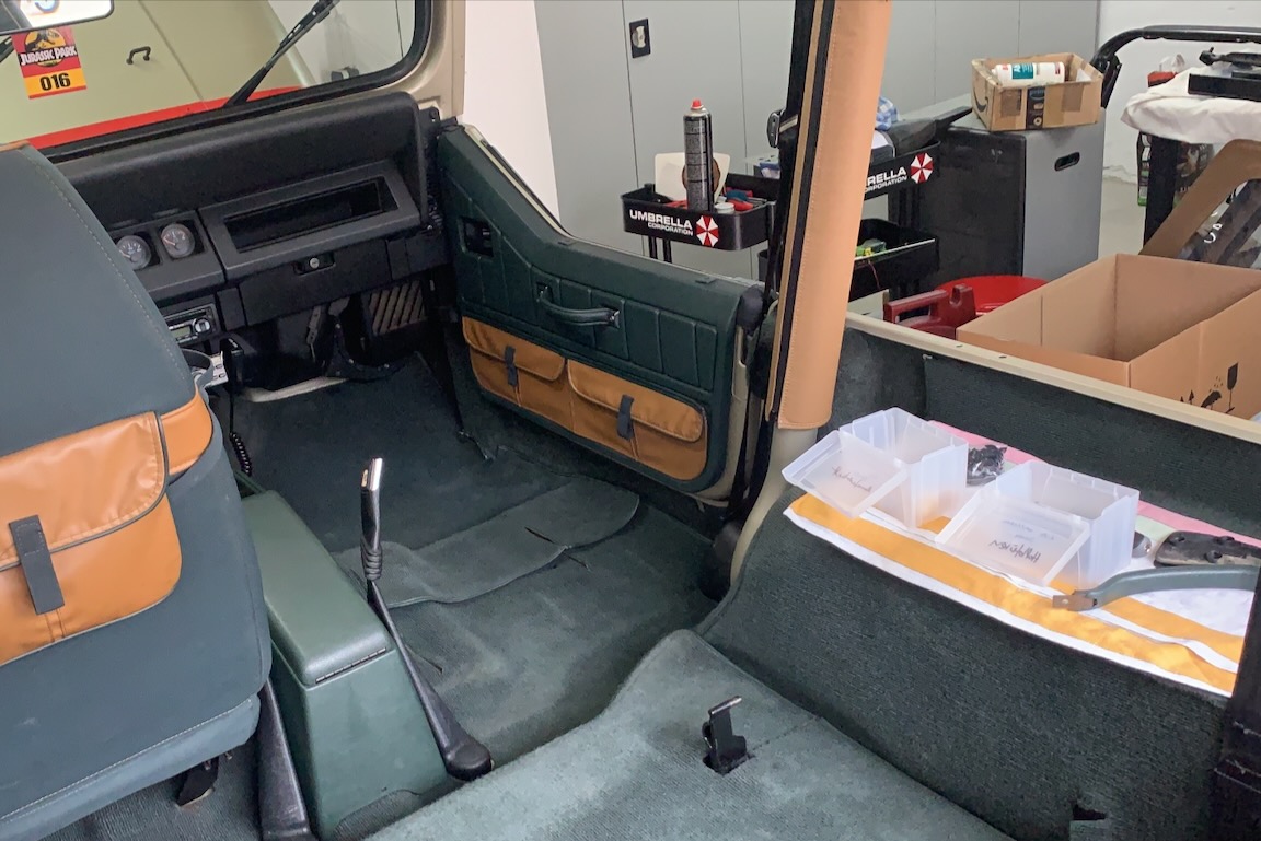 Verkleidungen und Teppiche eines Jeep Wrangler Sahara mit demontiertem Beifahrersitz