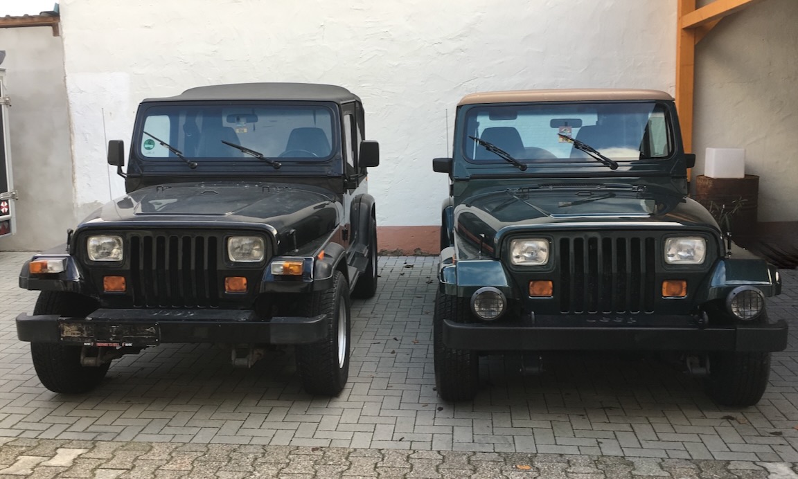Zwei Jeep Wrangler, davon eine Modellvariante Sahara, vor einer Einfahrt in Römerberg bei Speyer
